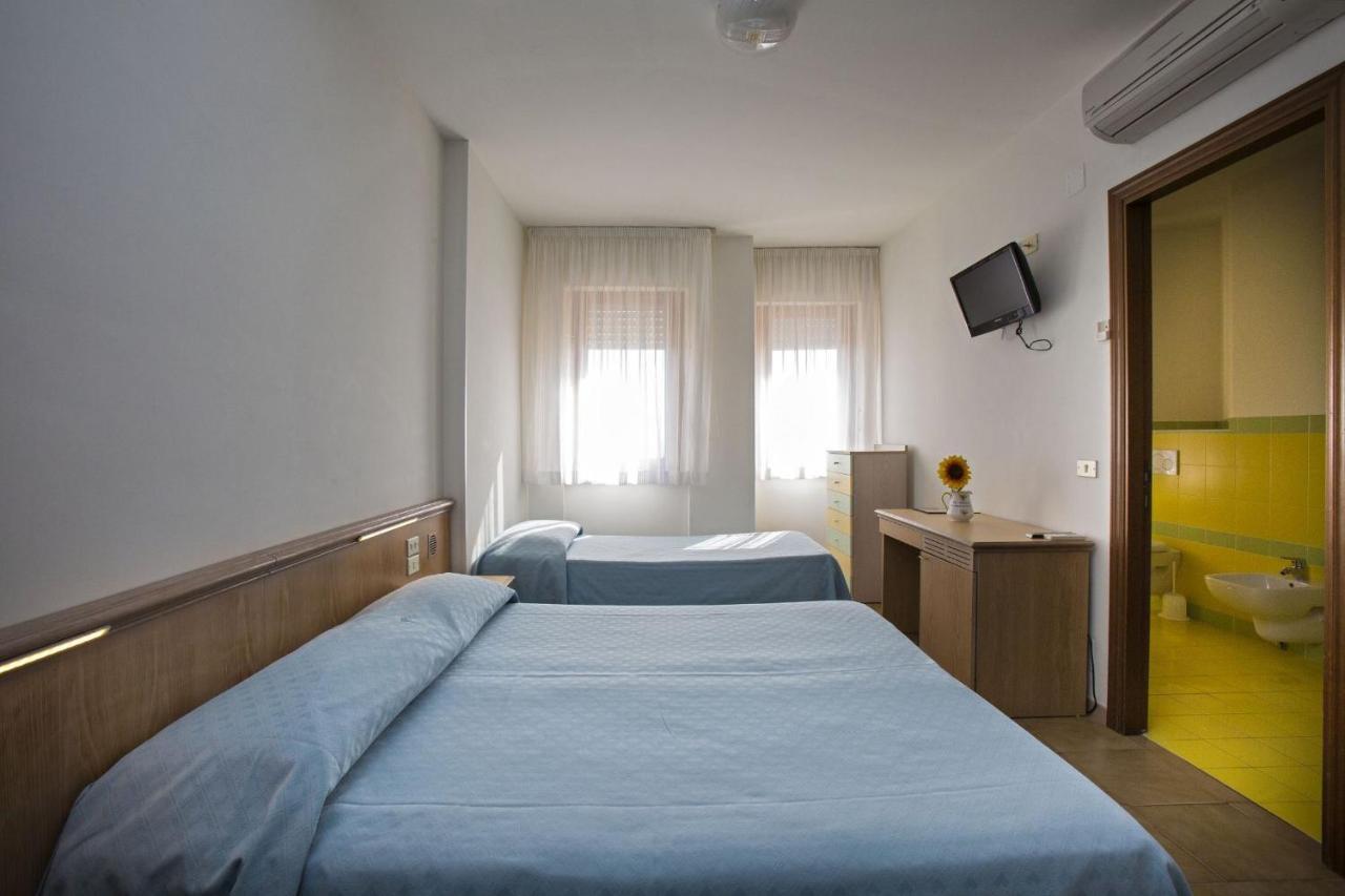 Hotel Esperia Alba Adriatica Exterior foto