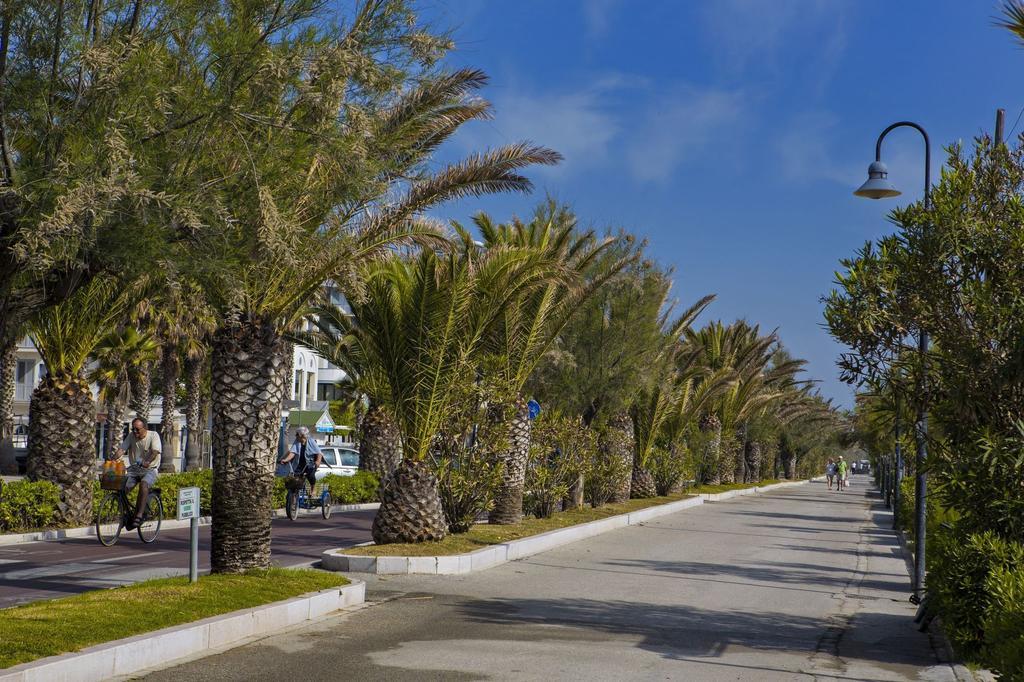 Hotel Esperia Alba Adriatica Exterior foto