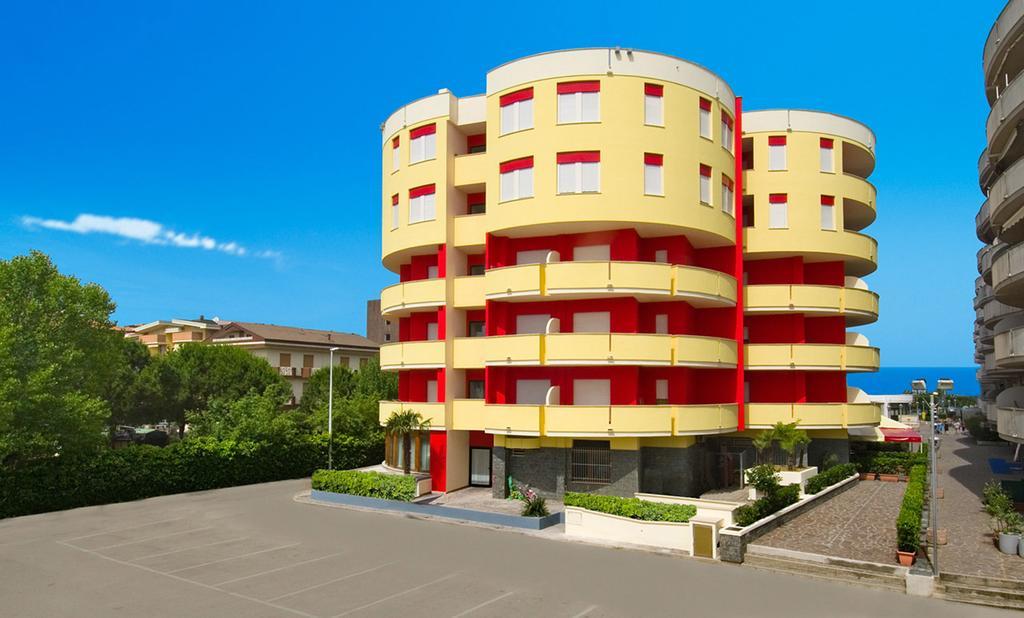 Hotel Esperia Alba Adriatica Exterior foto