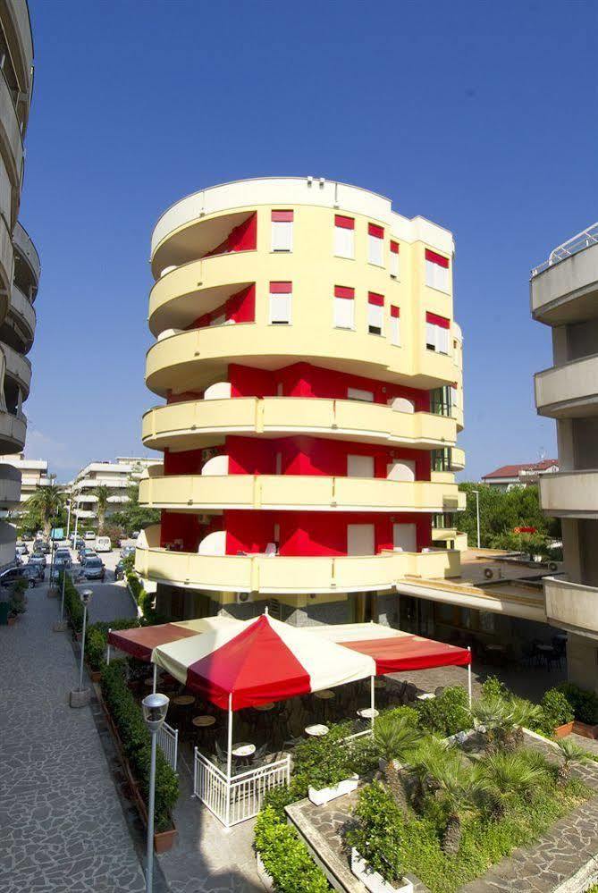 Hotel Esperia Alba Adriatica Exterior foto