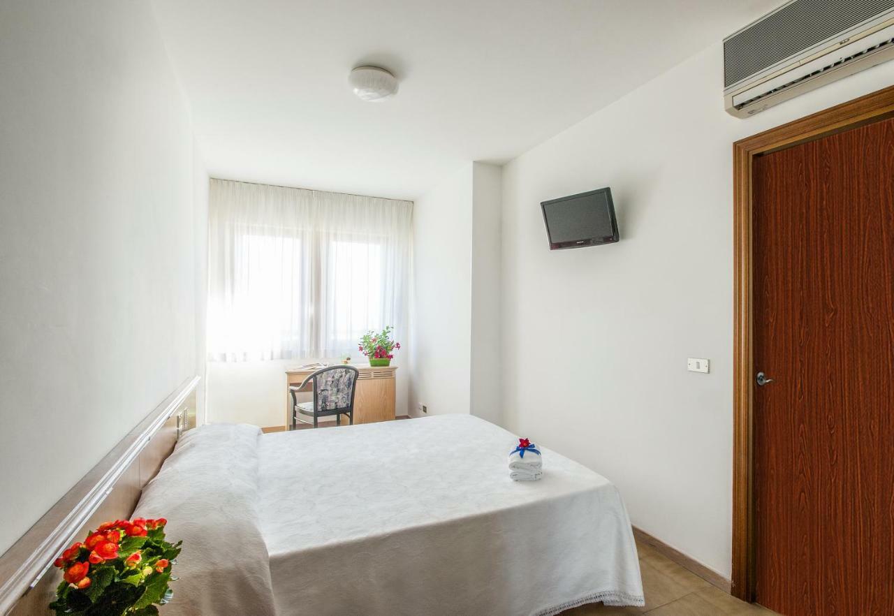 Hotel Esperia Alba Adriatica Exterior foto