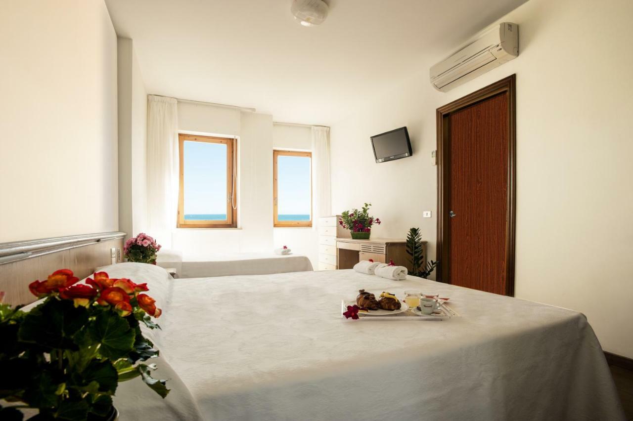 Hotel Esperia Alba Adriatica Exterior foto